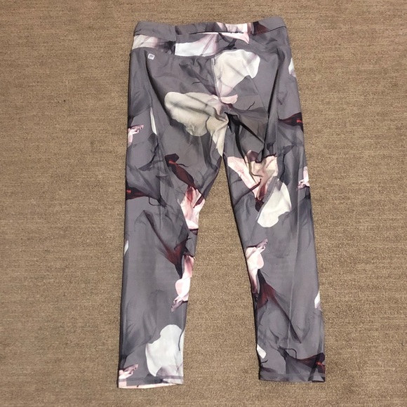 Fabletics Gia printed powerlite capri floral xs - Picture 3 of 4